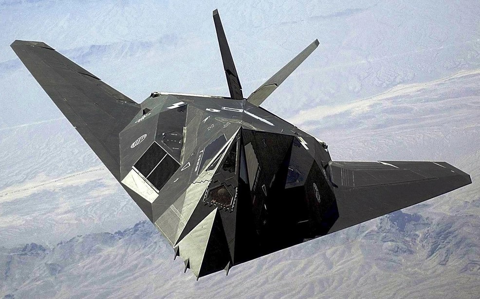 Imagem de um caça-bombardeiro furtivo F-117 Nighthawk, desenvolvido pela Lockheed Skunk Works